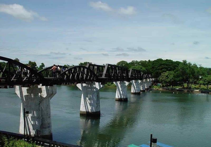 Puente en la ciudad de Tailandia de Kanchanaburi